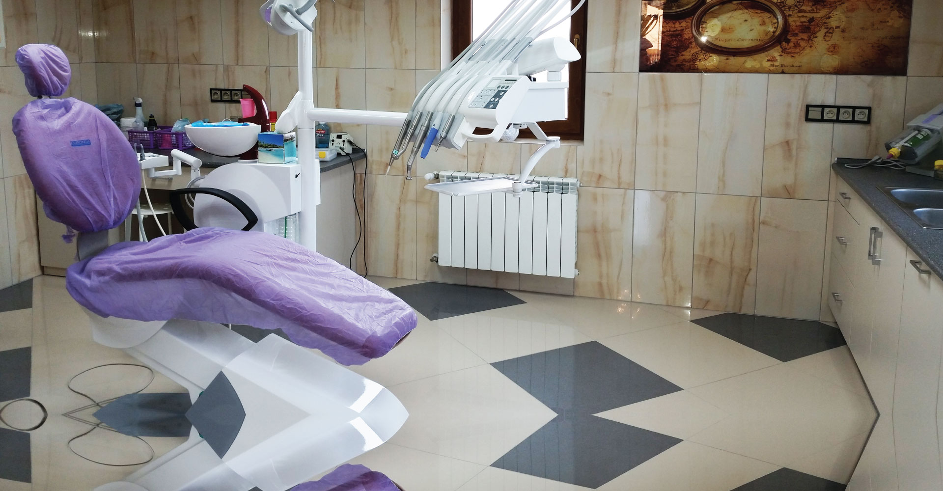 Wnętrze gabinetu stomatologicznego — fotel zabiegowy i sprzęt
