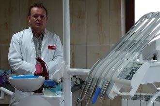 Lekarz dentysta przy pracy